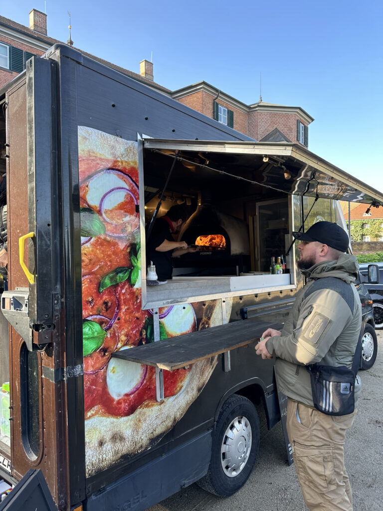 Pizzatruck von Portofino Lübeck – frisch gebackene Pizza direkt aus dem mobilen Steinofen, serviert mit italienischem Flair.