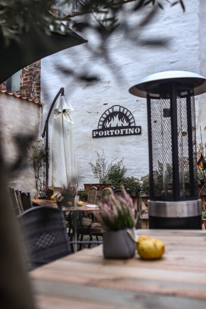 Das Bild zeigt die einladende Terrasse des Restaurants Portofino in Lübeck.